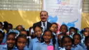 El Presidente Danilo Medina junto a los estudiantes del Liceo Aliro Paulino en el poblado de NIzao.