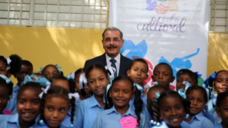 El Presidente Danilo Medina junto a los estudiantes del Liceo Aliro Paulino en el poblado de NIzao.