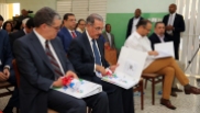 El Presidente Medina junto a los Ministros de Educación y Cultura y el Gerente General de Refidomsa PDV.