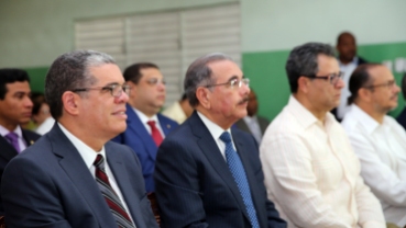 El Presidente Danilo Medina, los Ministros de Educación y Cultura, Carlos Amarante y José Antonio Rodríguez y el Presidente del Consejo de Administración de Refidomsa PDV, Félix Jiménez (Felucho).